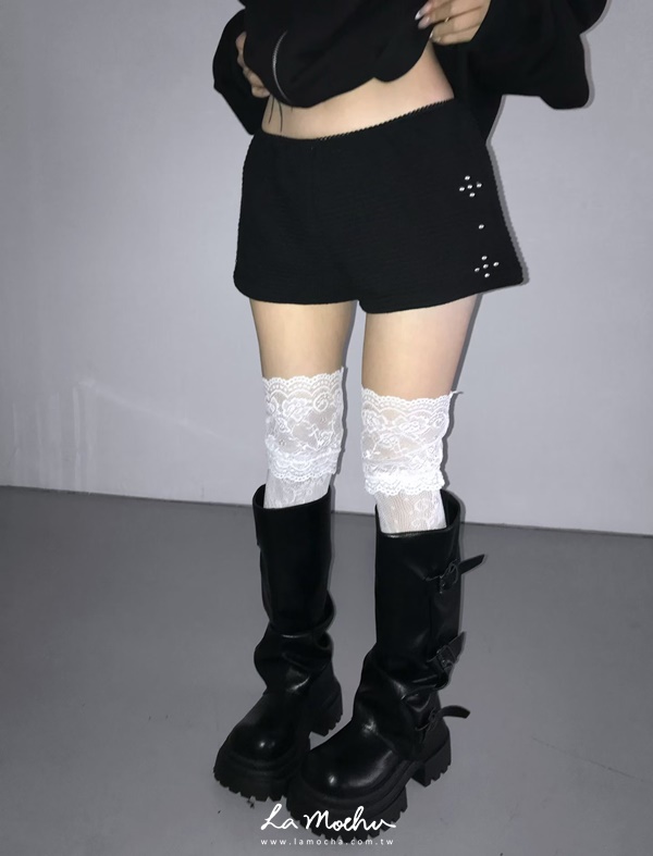 蕾絲滾邊鉚釘坑條短褲